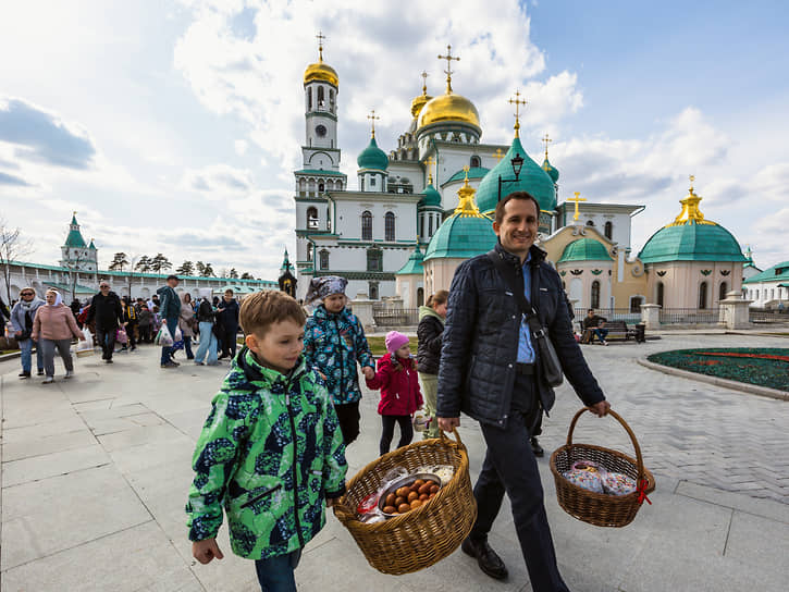 Прихожане Воскресенского Ново-Иерусалимского монастыря в подмосковной Истре идут с освященными пасхальными куличами и яйцами