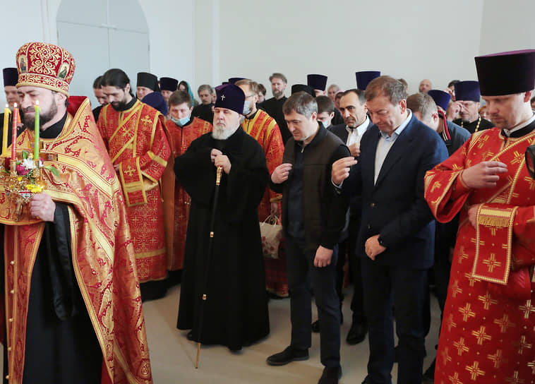 Губернатор Пермского края Дмитрий Махонин (третий справа) и митрополит Пермский и Кунгурский Мефодий (в центре) во время первого богослужения в Спасо-Преображенском соборе