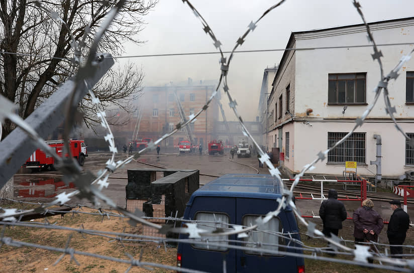 Пожарные во время тушения пожара