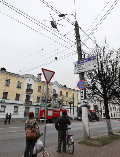 Вертолет МЧС России во время тушения пожара