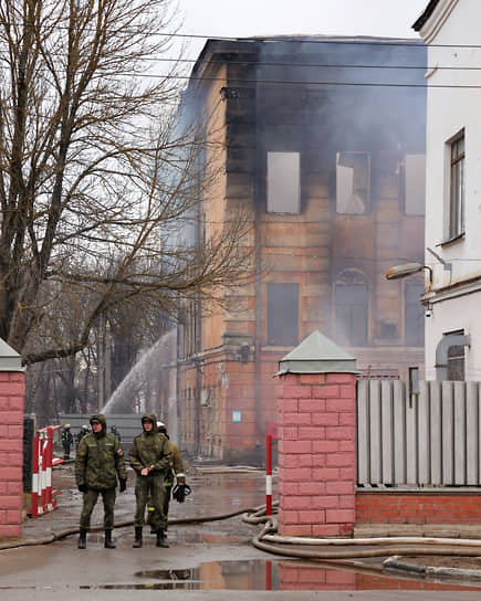 Пожарные во время тушения пожара