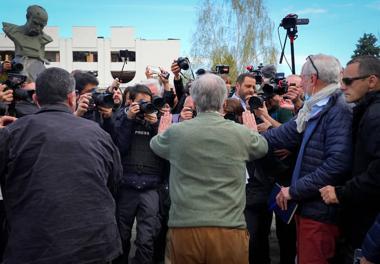 Бородянка, Украина. Генсек ООН Антониу Гутерриш (в центре) обращается к представителям СМИ во время визита в Киев