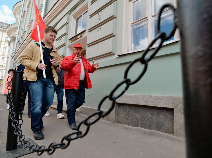 Первый заместитель председателя комитета Госдумы по делам национальностей Валерий Рашкин (справа) после проведения митинга КПРФ 