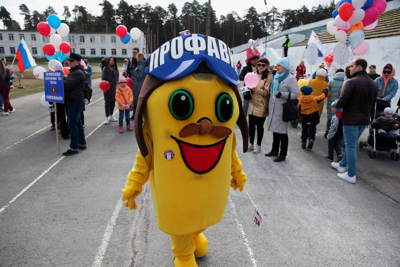 Участники митинга-концерта, посвященного Дню международной солидарности трудящихся, на стадионе «Локомотив» в Перми