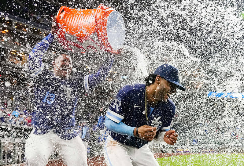 Канзас-Сити, США. Игроки бейсбольной команды Kansas City Royals празднуют победу над командой St. Louis Cardinals
