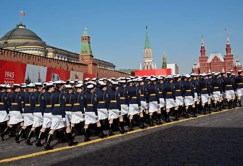 Курсантки Военно-космической академии имени А.Ф. Можайского на генеральной репетиции парада