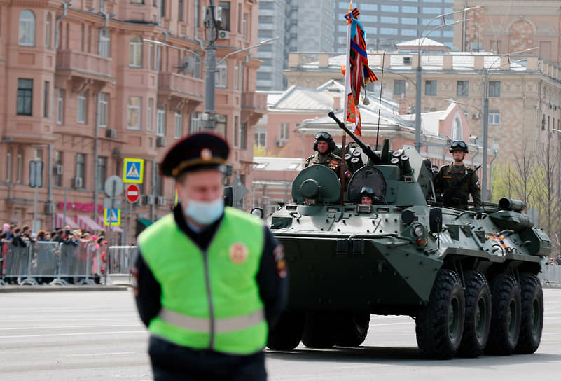 Проезд военной техники по улицам города перед началом генеральной репетиции