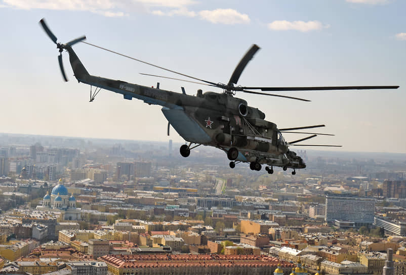 Вертолет Ми-8 в небе над Санкт-Петербургом