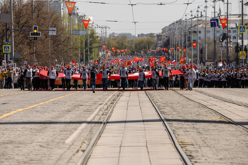 Участники акции памяти «Бессмертный полк» в Новосибирске