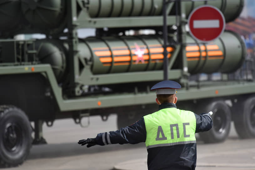 Военная техника во время парада на Дворцовой площади в Санкт-Петербурге