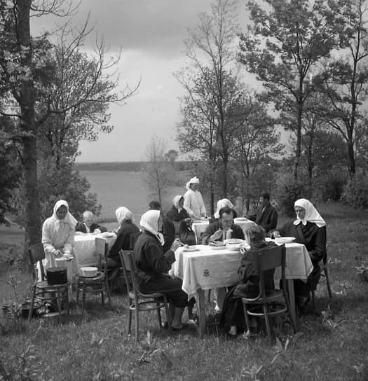 Медсестры в столовой колхозной больницы, 1953 год