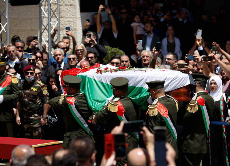 Рамалла. Церемония прощания с палестинской журналисткой Ширин Абу Акле, погибшей во время контртеррористической операции израильской армии в Дженине (Западный берег реки Иордан)