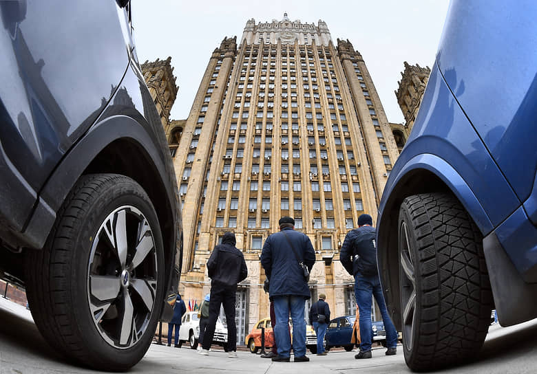 Москва. Выставка автомобилей марки «Победа» у главного здания Министерства иностранных дел России
