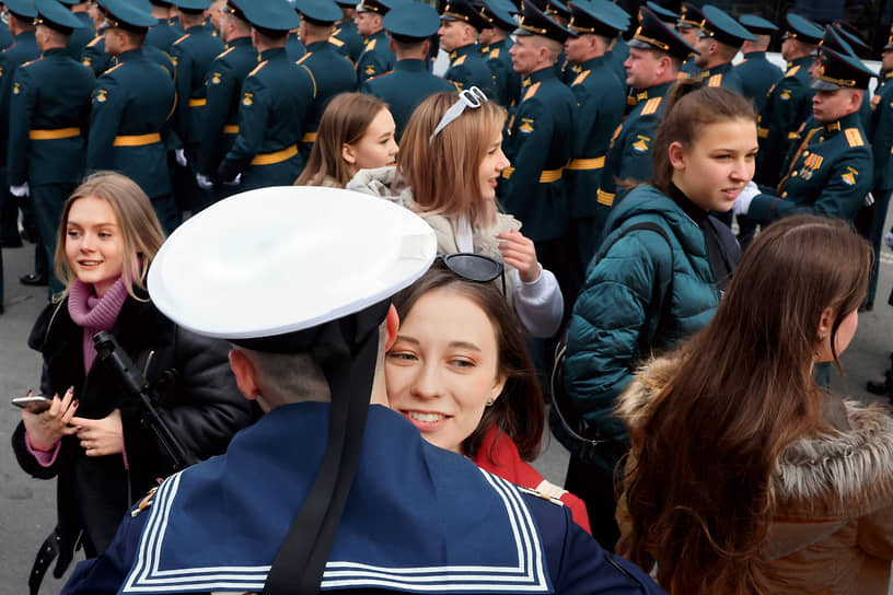 Санкт-Петербург. Прохожие среди парадных расчетов 