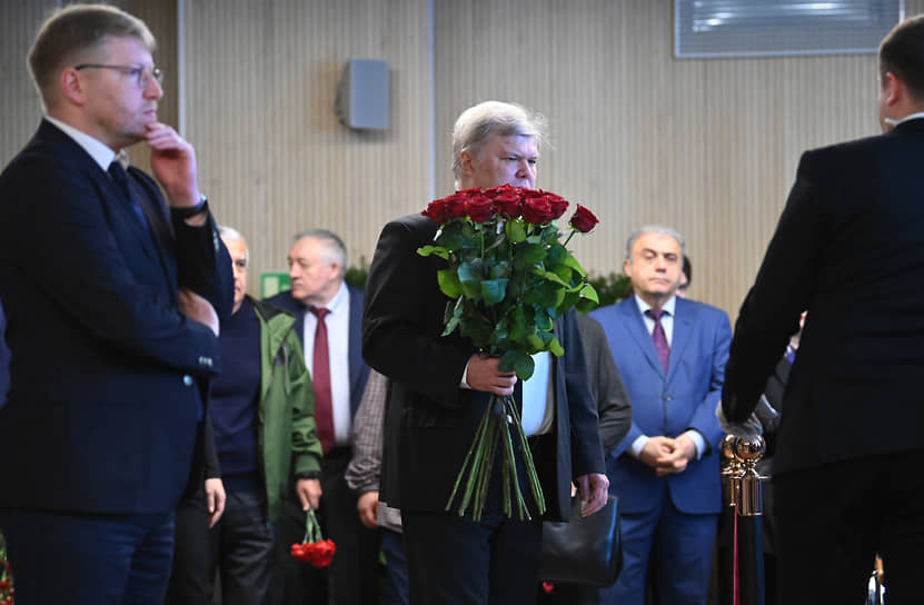 Депутат Московской городской думы Сергей Митрохин (в центре) на церемонии прощания с правозащитником Андреем Бабушкиным