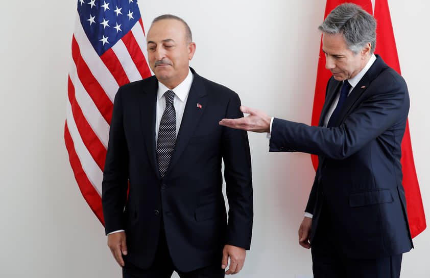 Министр иностранных дел Турции Мевлют Чавушоглу (слева) и госсекретарь США Энтони Блинкен