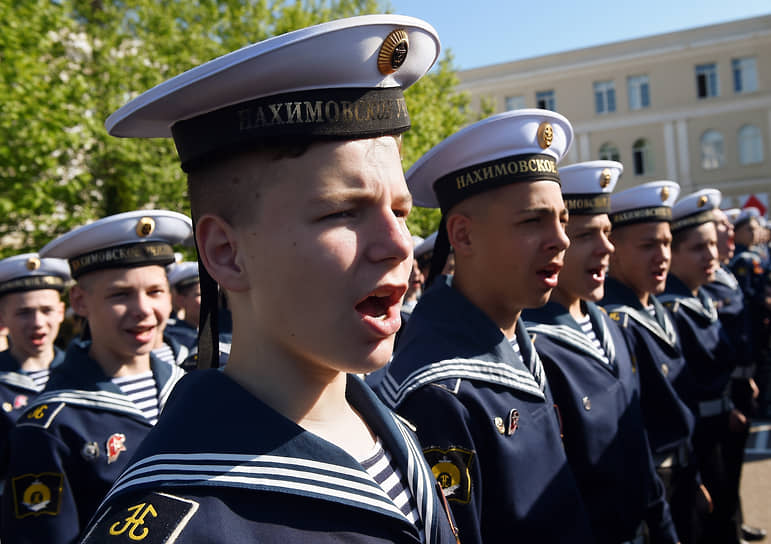 Выпускникам Нахимовского военно-морского училища на последнем звонке вручают пятаки на память. После этого они передают знамя или флаг роты юным нахимовцам
&lt;br> На фото: последний звонок в Нахимовском военно-морском училище в Севастополе
