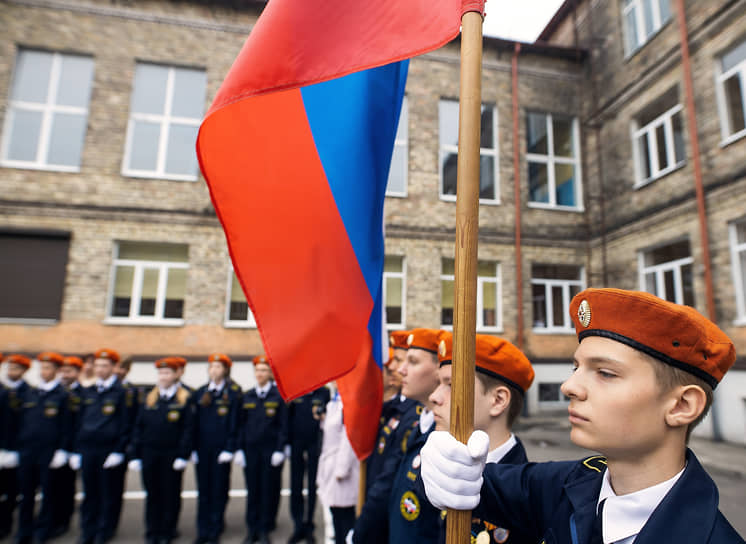 Выпускники кадетского класса МЧС во время последнего звонка в калининградской школе №2