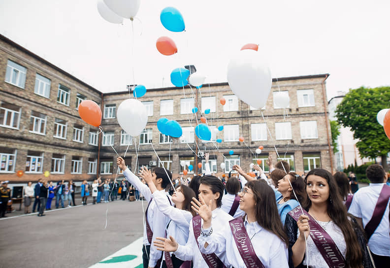 Выпускники во время последнего звонка в калининградской школе №2