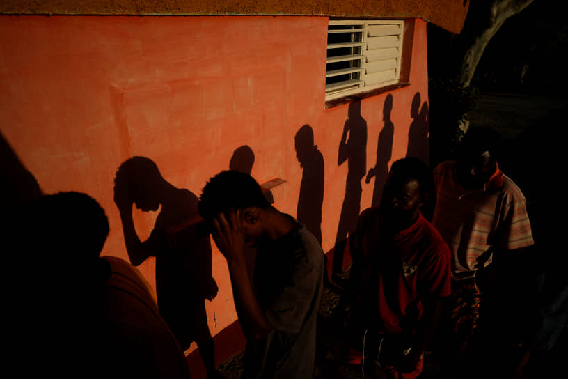 Вилья-Клара, Куба. Мигранты из Гаити в очереди за едой во временном убежище
