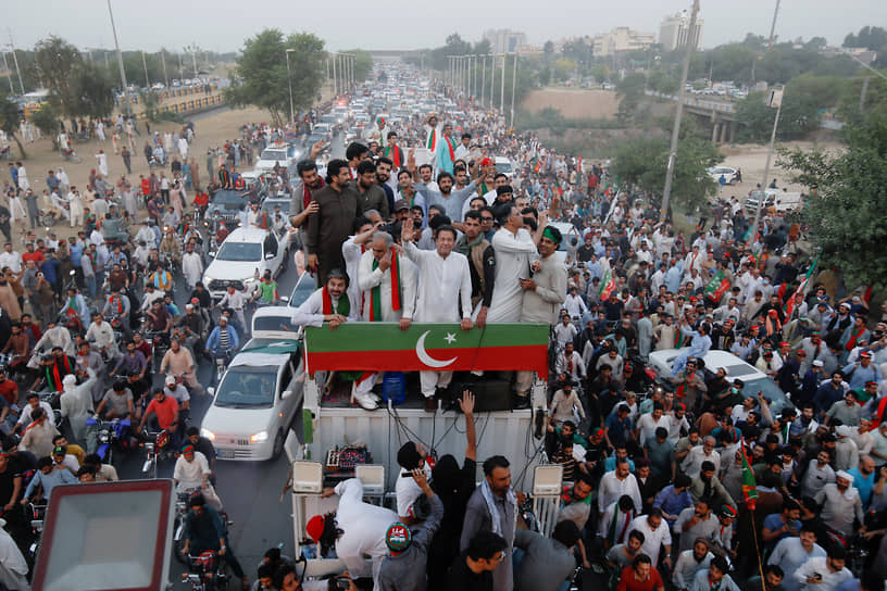 Исламабад, Пакистан. Бывший премьер-министр страны и лидер партии «Движение за справедливость» Имран Хан в окружении сторонников на протестном марше
