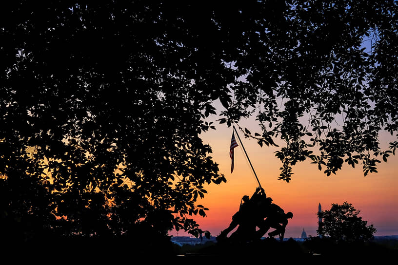 Арлингтон, США. Солнце всходит над мемориалом корпуса морской пехоты США в День поминовения военных