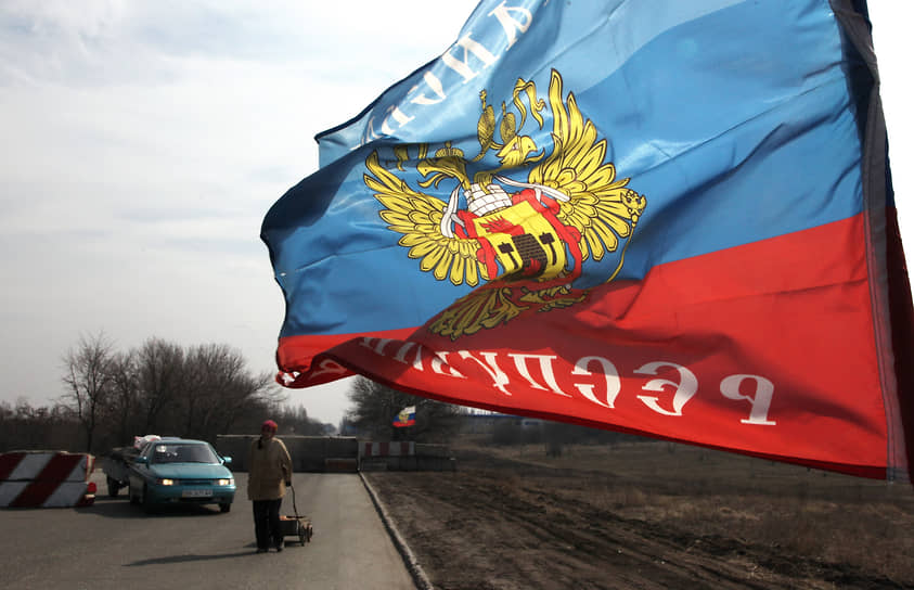 Флаг ЛНР на подъезде к городу Стаханову