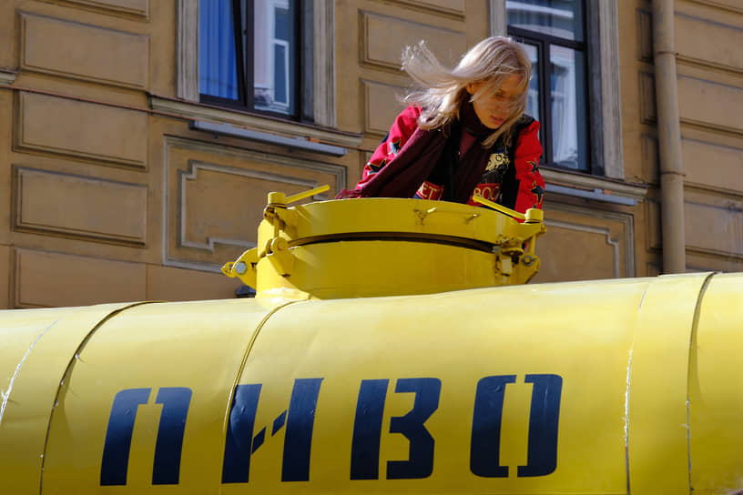 Санкт-Петербург. Девушка на бочке с надписью «Пиво» в ходе международного транспортного фестиваля SPbTransportFest