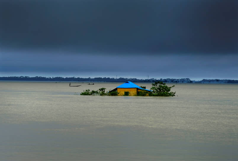 Силхет, Бангладеш. Заброшенный из-за паводковых вод дом 