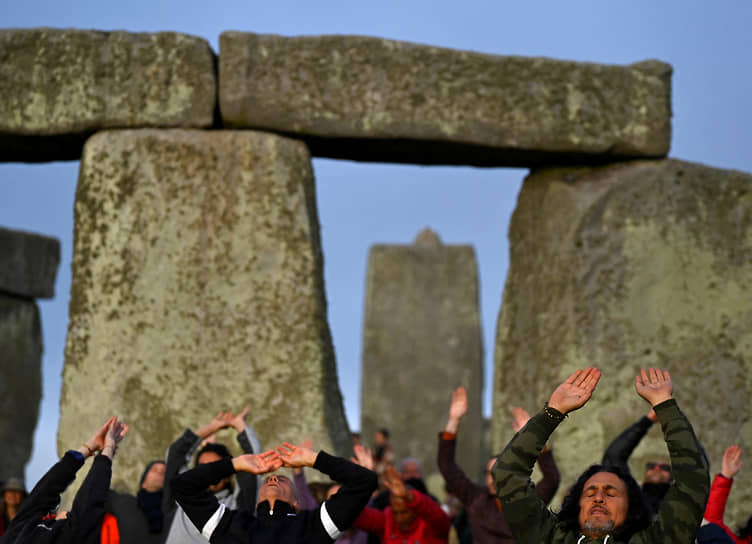 Эймсбери, Великобритания. Местные жители празднуют летнее солнцестояние у каменного круга Стоунхенджа 