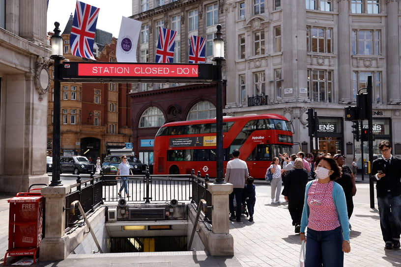 Лондон, Великобритания. Местные жители ходят вокруг станции метро «Оксфордская площадь» в первый день национальной железнодорожной забастовки 