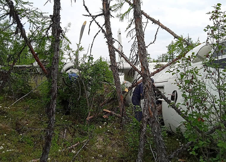 Жесткая посадка самолета Ан-30 в Якутии, на месте происшествия