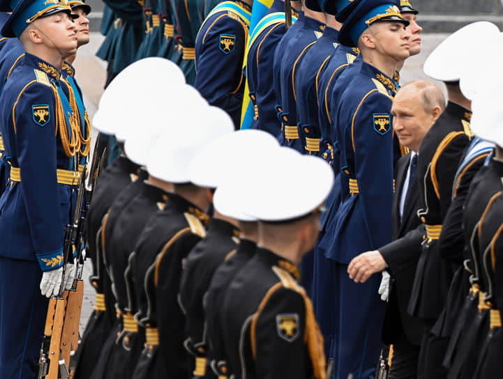 Москва. Президент России Владимир Путин (справа) во время церемонии возложения венков к Могиле Неизвестного солдата 