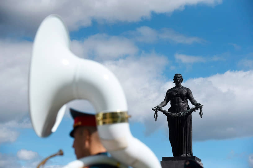 Санкт-Петербург. Возложение цветов к монументу «Мать-Родина» на Пискаревском мемориальном кладбище