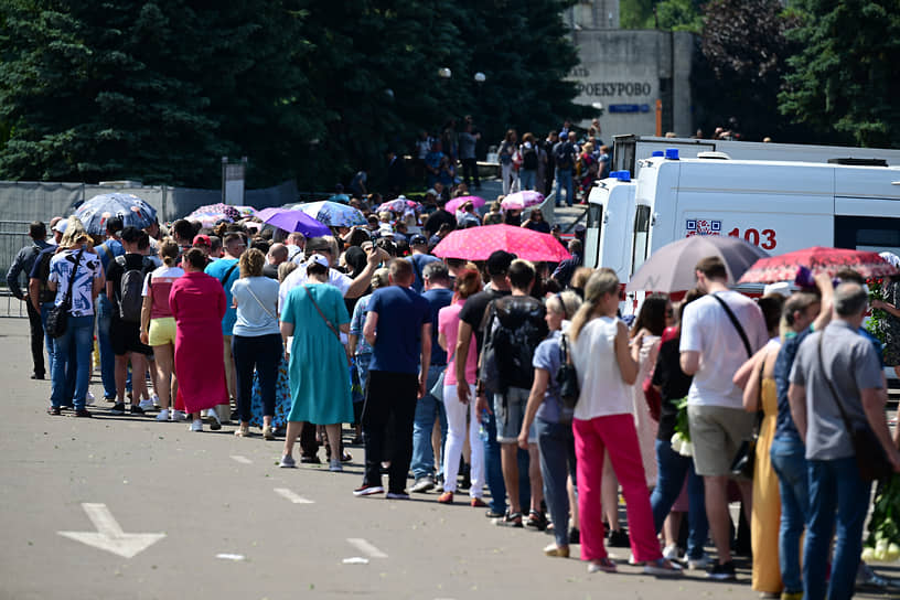 Планировалось, что церемония пройдет с 10:00 до 15:00. Но из-за большого числа желающих проститься с артистом ее продлили до 16:00 
