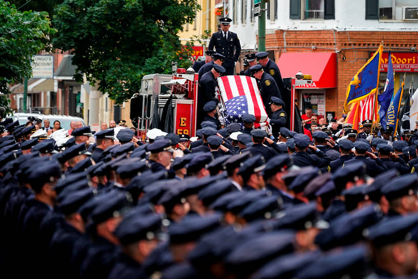 Филадельфия, США. Церемония прощания с лейтенантом пожарной службы города Шоном Уильямсоном