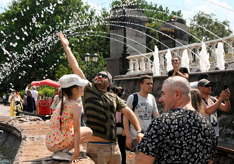 Люди у фонтана на Манежной площади