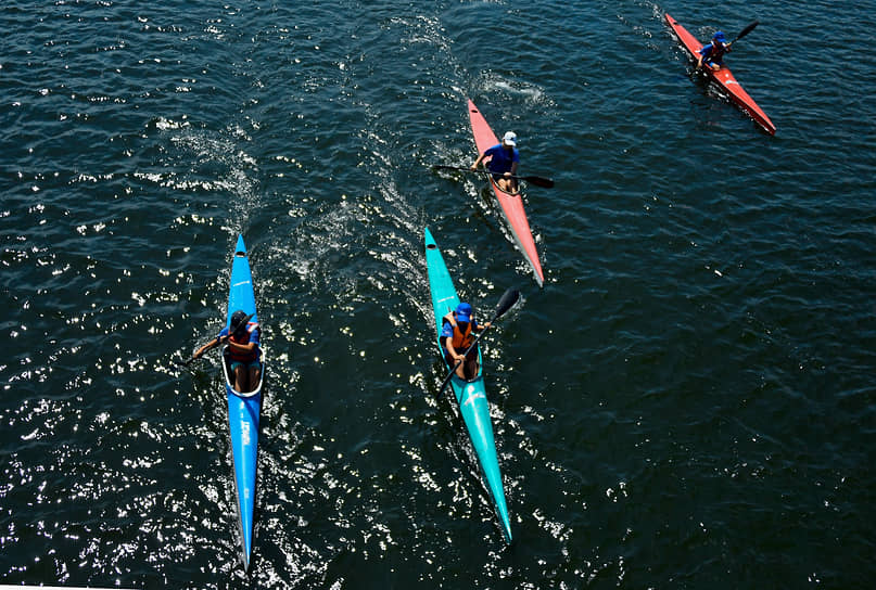 Спортсмены на байдарках