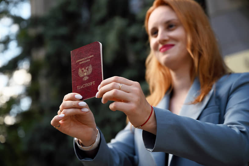 Презентация паспорта гражданина ДНР на церемонии открытия посольства республики