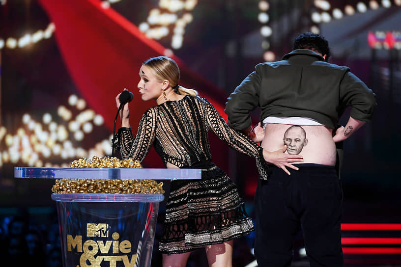 «80% успеха — это появиться в нужном месте в нужное время» &lt;br>
На фото: актеры Кристен Белл и Сет Роген с татуировкой актера Вина Дизеля 