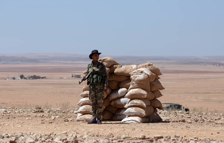 Айн-аль-Араб, Сирия. Солдат сирийской армии стоит на посту 