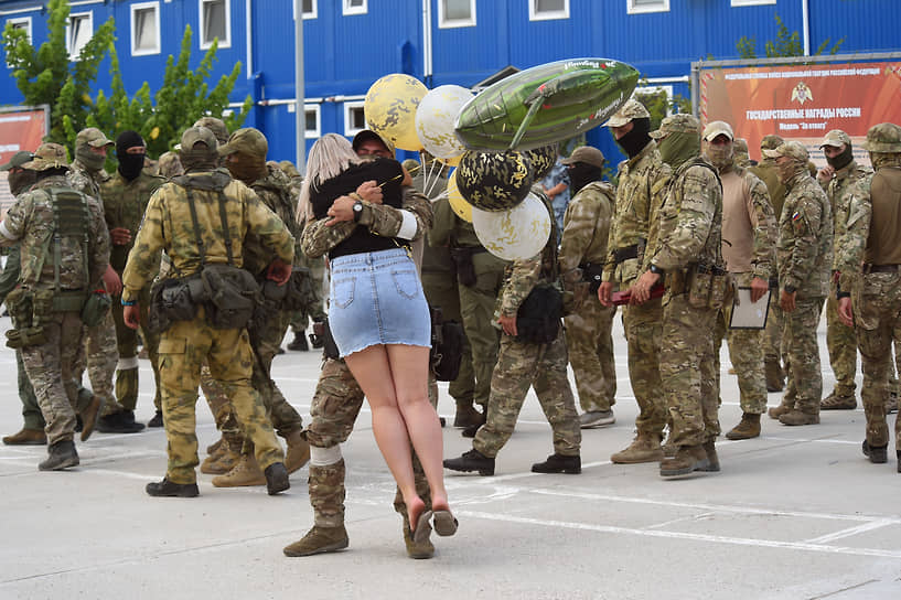 Симферополь. Местные жители встречают военнослужащих и сотрудников Росгвардии, принимавших участие в специальной военной операции