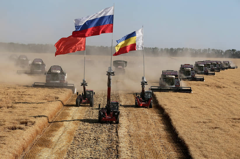 Ростовская область. Парад комбайнов после уборки ранних зерновых в колхозе имени Шаумяна