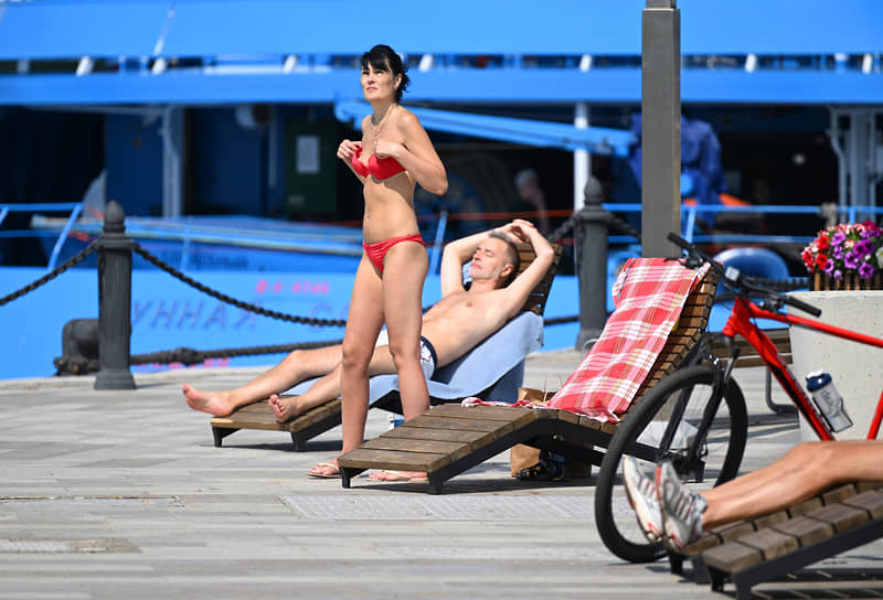 В соревновании могли принять участие как профессиональные спортсмены, так и юниоры &lt;br>
На фото: отдыхающие в пляжной зоне парка Северного речного вокзала