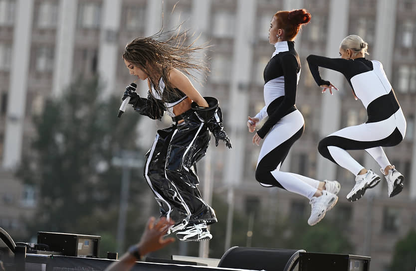 VK Fest прошел в Москве, Санкт-Петербурге и Сочи. В Москве основной площадкой стал Парк Горького
&lt;br> На фото: певица Мари Краймбрери в Парке Горького (Москва)