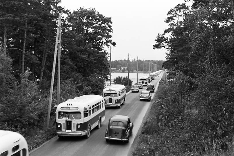 Спортсмены из СССР едут на автобусах к стадиону, 1952 год 