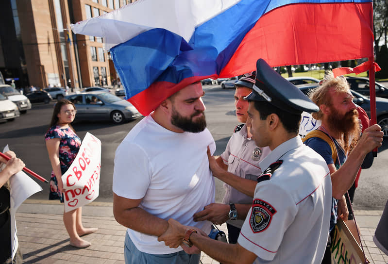 Ереван. Блогер, активист Микаэл Бадалян (слева) во время задержания 