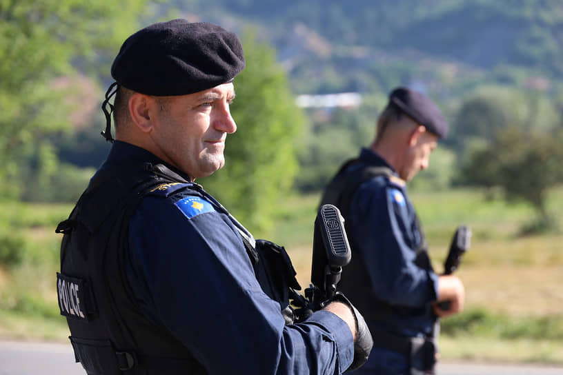 Полиция Косово патрулирует дорогу возле деревни Зупче