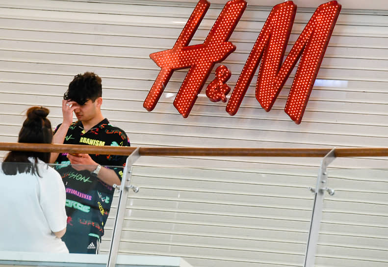 H&amp;M объявила о продаже остатков товара перед окончательным закрытием в России. Магазины обещали открывать поэтапно в течение августа, конкретную дату не уточняли