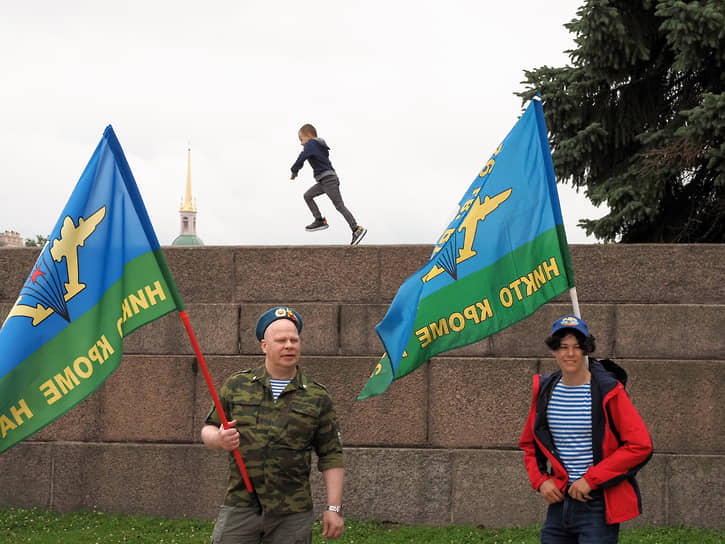 Бывшие десантники на церемонии возложения цветов к Вечному огню на Марсовом поле в Санкт-Петербурге